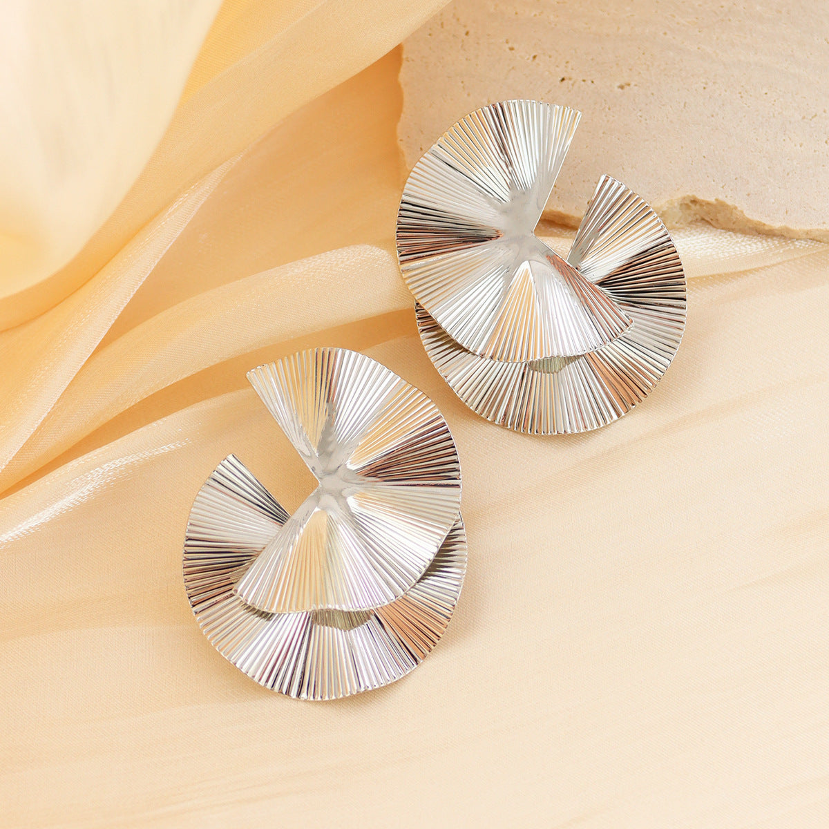 Niche Personality Scallop Earrings