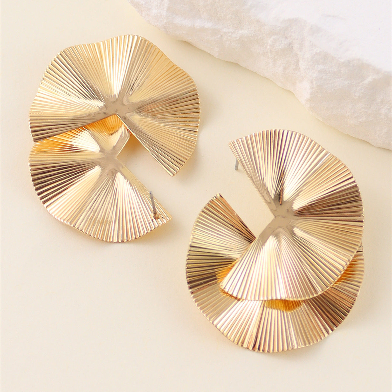 Niche Personality Scallop Earrings