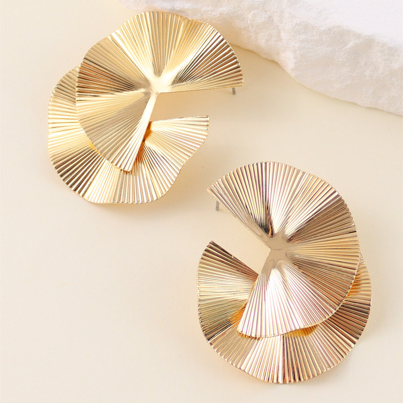 Niche Personality Scallop Earrings