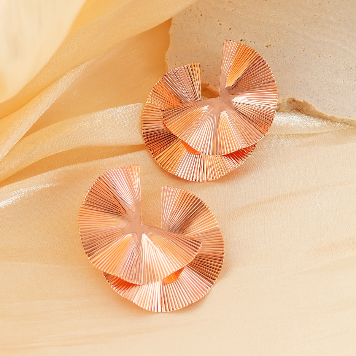 Niche Personality Scallop Earrings